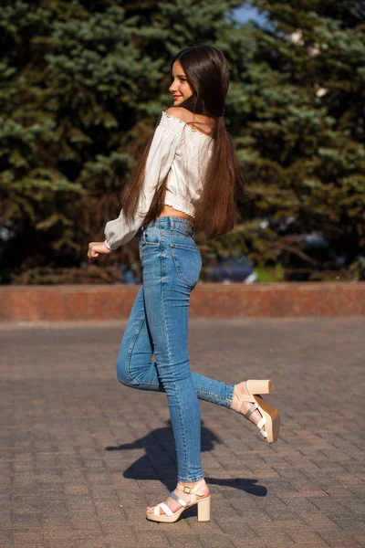 Ziemlich Stilvolle Brünette Mädchen Blauen Jeans Und Weißer Bluse Posiert — Stockfoto