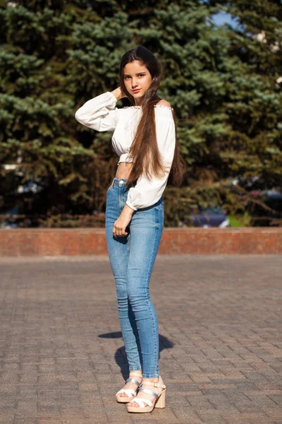 Bella Ragazza Bruna Elegante Jeans Blu Camicetta Bianca Posa Sullo — Foto Stock