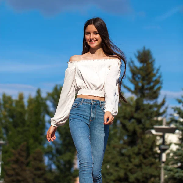 Retrato Una Joven Morena Hermosa Jeans Blusa Blanca Caminando Calle —  Fotos de Stock