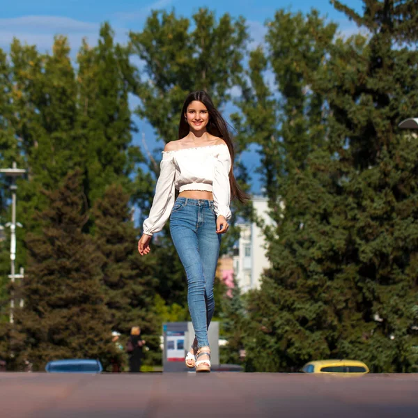 Full Body Giovane Modello Ritratto Giovane Bella Donna Bruna Jeans — Foto Stock