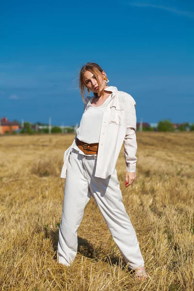 Vacker Blond Flicka Beige Kostym Poserar Bakgrund Höstack Ett Snitt — Stockfoto