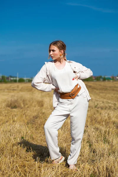 Hermosa Chica Rubia Traje Beige Posando Sobre Fondo Pajar Campo — Foto de Stock