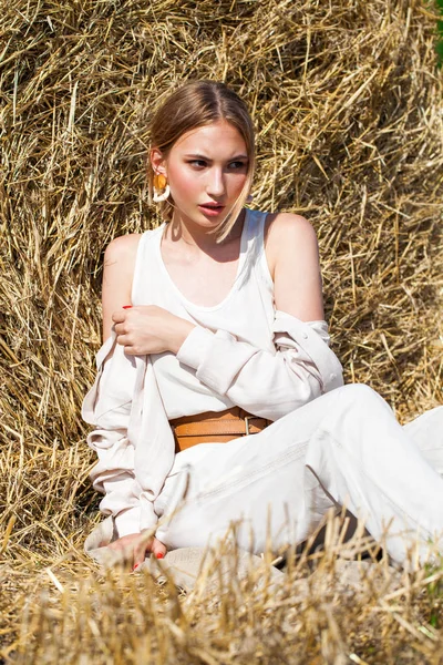 Hermosa Chica Rubia Traje Beige Posando Sobre Fondo Pajar Campo — Foto de Stock