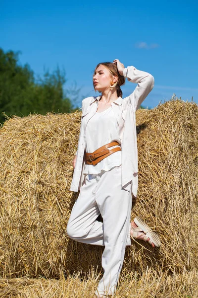 Hermosa Chica Rubia Traje Beige Posando Sobre Fondo Pajar Campo — Foto de Stock