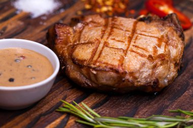 Ahşap bir tahta üzerinde Restoran çanak domuz biftek