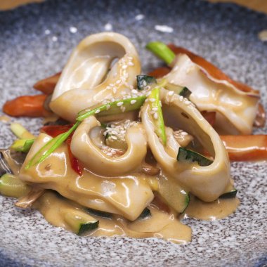 Restoran yemek - bir ahşap tahta soslu ızgara kalamar halkaları