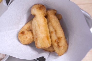 Kızarmış tavuk kanadı kadar kapatın 