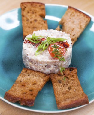 Restoran yemek, et salatası tost siyah ekmek kruton mavi plaka üzerinde