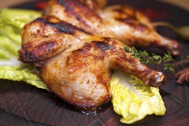 Restoran yemek, tavuk kızartma ve bir ahşap tahta üzerinde marul yaprağı