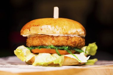 Fast food closeup geleneksel lezzetli hamburger ile