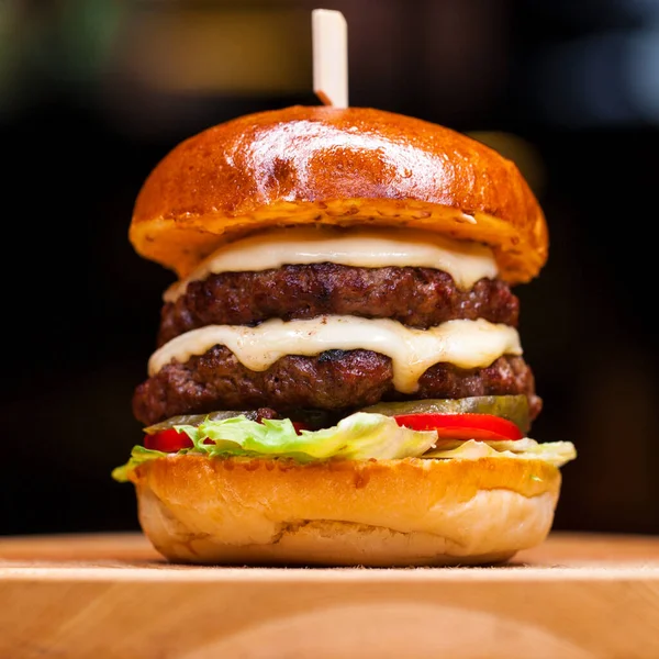 Restoran Çanak Sığır Hamburger Koyu Ondoor — Stok fotoğraf