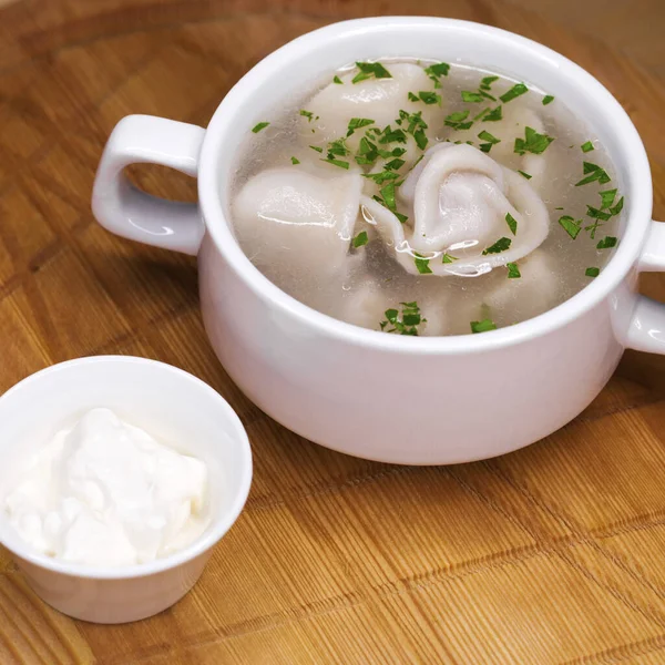 Plato Nacional Ruso Albóndigas Hervidas Con Caldo Una Taza Blanca —  Fotos de Stock