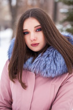 Kadın Uydurma Güzellik. Kürklü genç bir kızın portresi. Açık havada kış.