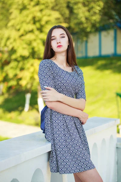 Close Retrato Uma Jovem Menina Alegre Vestido Verão Parque Livre — Fotografia de Stock