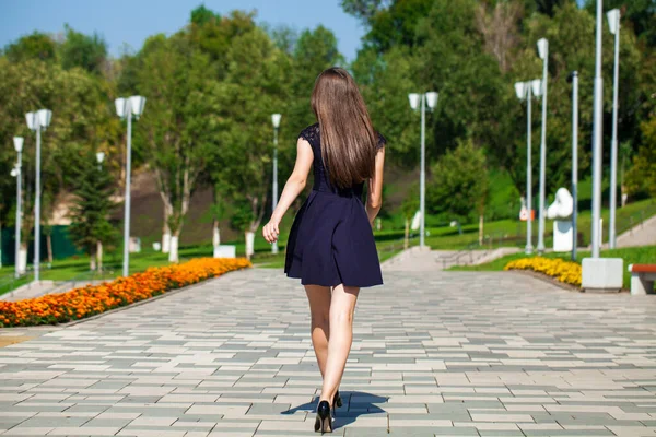 Retrato Cuerpo Entero Una Joven Alegre Vestido Azul Caminando Por —  Fotos de Stock