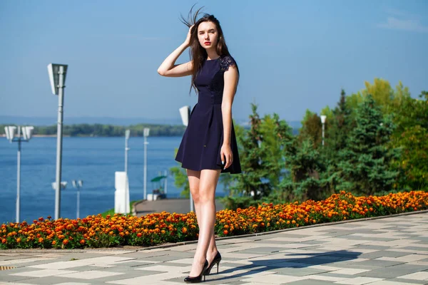 Retrato Comprimento Total Uma Jovem Menina Alegre Vestido Azul Andando — Fotografia de Stock