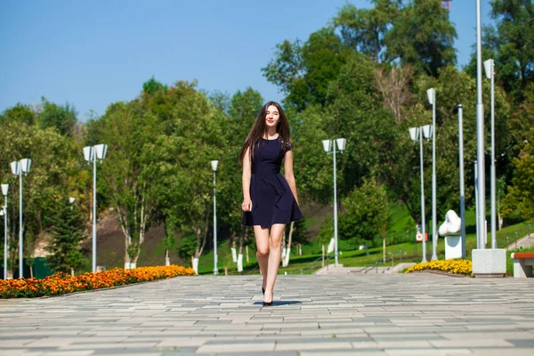 Retrato Comprimento Total Uma Jovem Menina Alegre Vestido Azul Andando — Fotografia de Stock