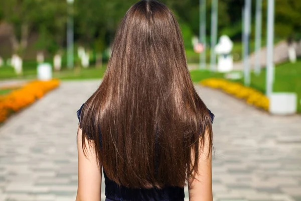 女性黑发 夏季公园 — 图库照片