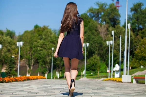 Retrato Cuerpo Entero Una Joven Alegre Vestido Azul Caminando Por —  Fotos de Stock