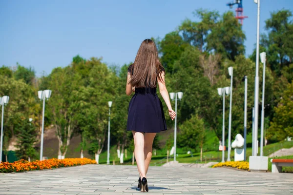 Retrato Comprimento Total Uma Jovem Menina Alegre Vestido Azul Andando — Fotografia de Stock