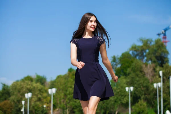 Primer Plano Retrato Una Joven Modelo Morena Hermosa Vestido Azul —  Fotos de Stock