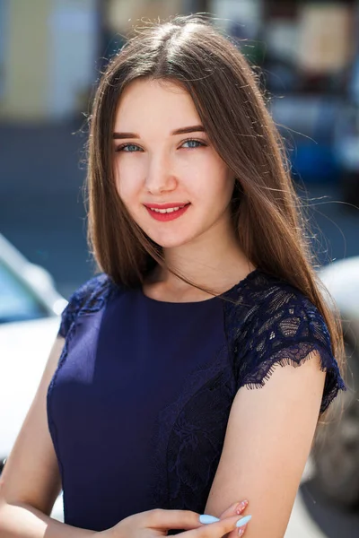 Közelkép Portré Egy Fiatal Gyönyörű Barna Modell Kék Ruhában — Stock Fotó