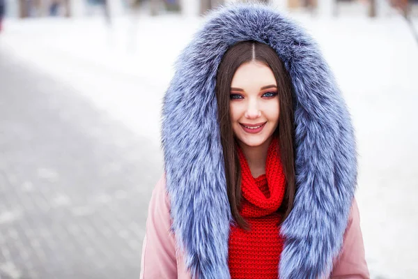 Samica Tworzą Piękno Portret Młodej Pięknej Nastolatki Futrzanym Kapturze Zima — Zdjęcie stockowe