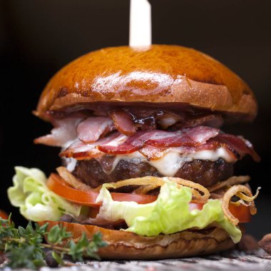 Fast food closeup geleneksel lezzetli hamburger ile