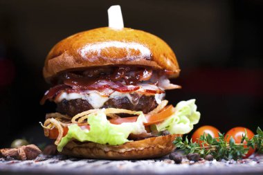 Fast food closeup geleneksel lezzetli hamburger ile