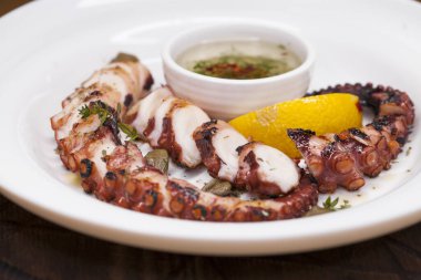 Restoran yemek - bir ahşap tahta soslu ızgara kalamar halkaları