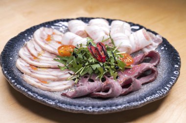 Restoran yemek. Et tabağı - atıştırmak altında vodka