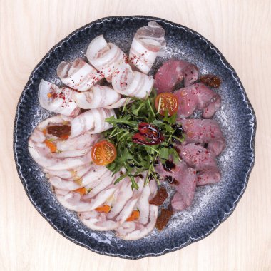 Restoran yemek. Et tabağı - atıştırmak altında vodka