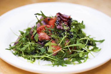 Restoran yemek - mermer sığır eti ve beyaz tabakta Roka Salatası