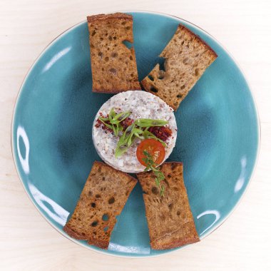 Restoran yemek, et salatası tost siyah ekmek kruton mavi plaka üzerinde