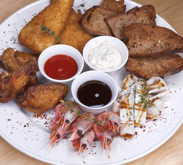 Restaurant Miska Deska Nejrůznějších Pivu Sádlo Vařené Krevety Smažené Kuřecí — Stock fotografie