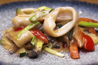 Restoran yemek - bir ahşap tahta soslu ızgara kalamar halkaları