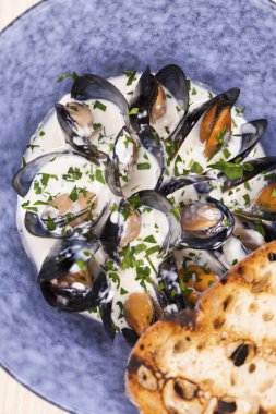 Restoran yemek. Kızarmış midye kabuğu ve krema sosu