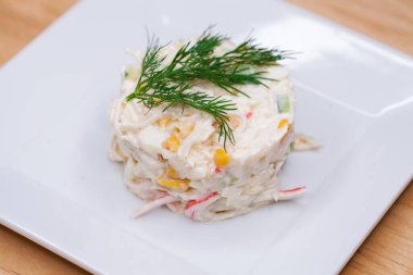 Restoran çanak yengeç salatası