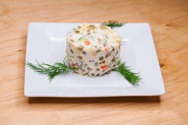 Restoran yemeği geleneksel Rus salatası Olivier