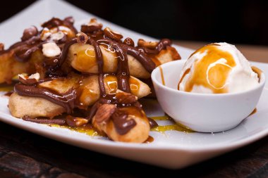 Dondurma ile Restoran çanak muz tatlı