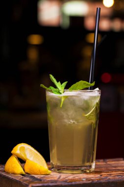 Restoran yemeği, bardakta alkollü kokteyl.