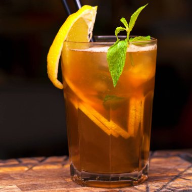 Restoran yemeği, bardakta alkollü kokteyl.