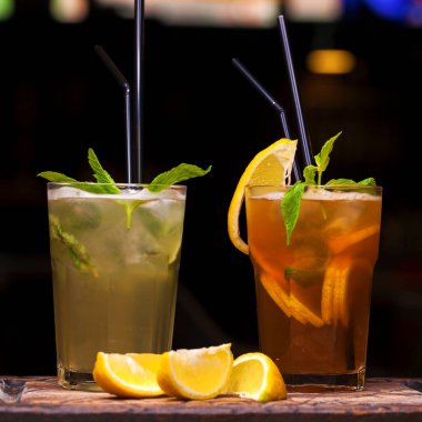 Restoran yemeği, bardakta alkollü kokteyl.