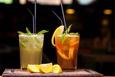 Restoran yemeği, bardakta alkollü kokteyl.