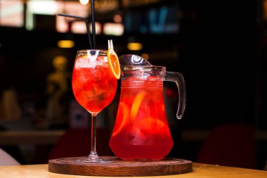 Restoran yemeği - bir sürahide meşrubat