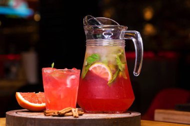 Restoran yemeği - bir sürahide meşrubat