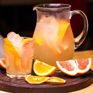 Restoran yemeği - bir sürahide meşrubat