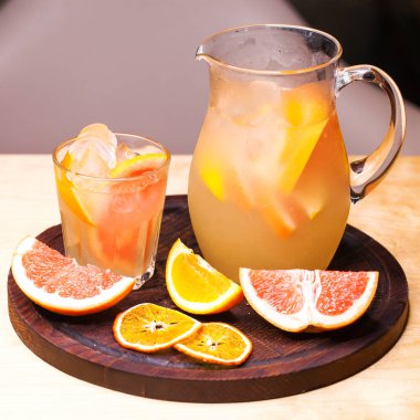 Restoran yemeği - bir sürahide meşrubat