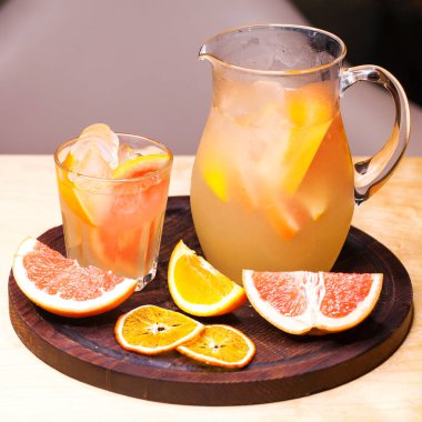 Restoran yemeği - bir sürahide meşrubat