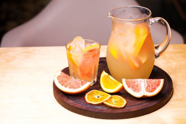 Restoran yemeği - bir sürahide meşrubat